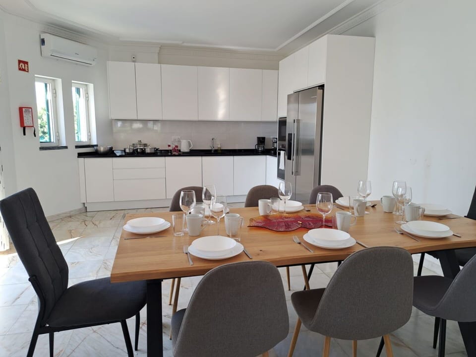 Table, Furniture, Property, Chair, Tableware, Cabinetry, Wood, Flooring, Interior Design, Countertop
