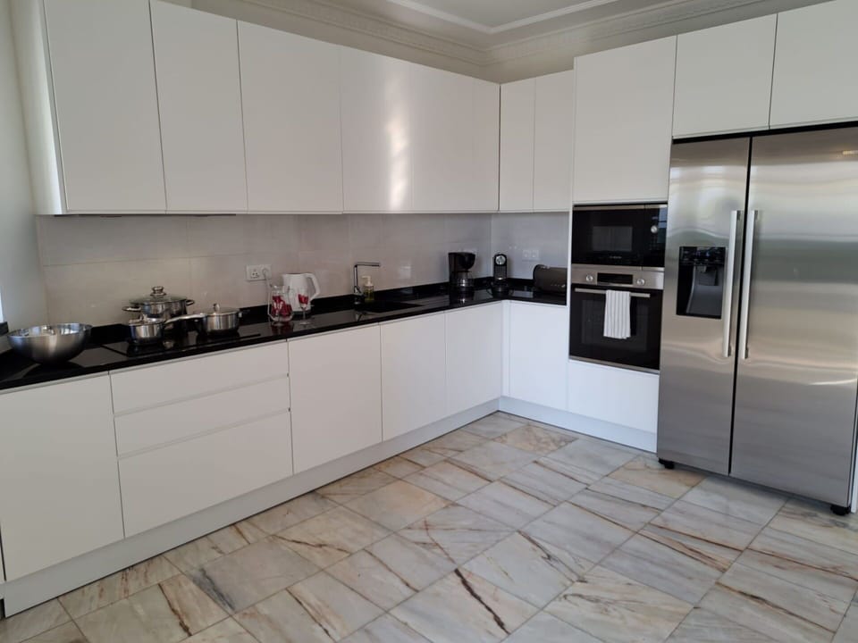 Cabinetry, Building, Countertop, Kitchen Stove, Kitchen, Kitchen Appliance, Interior Design, Flooring, Architecture, Home Appliance