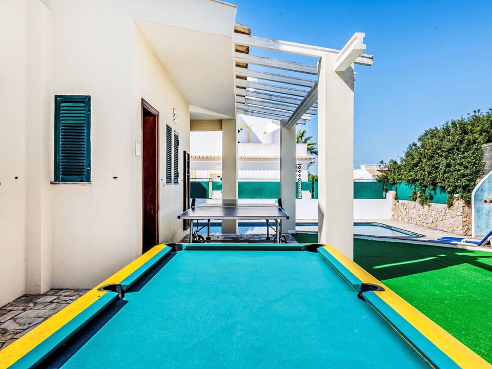 Blue, Leisure, Swimming Pool, Resort, Apartment, Estate, Leisure Centre, Hotel, Shade, Villa