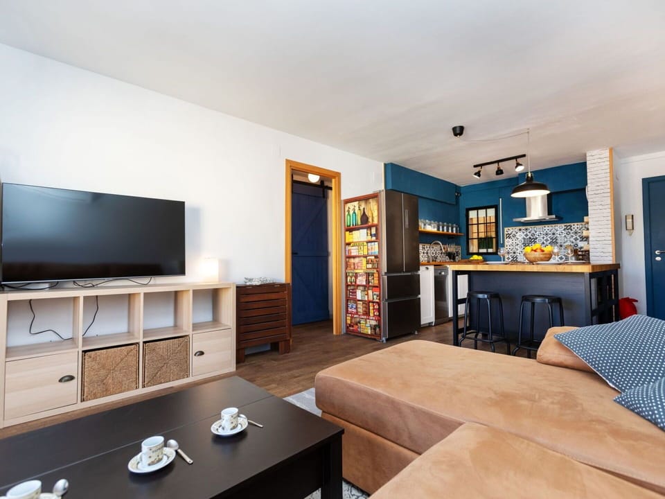 Table, Furniture, Television, Shelf, Wood, Shelving, Building, Interior Design, Comfort, Picture Frame