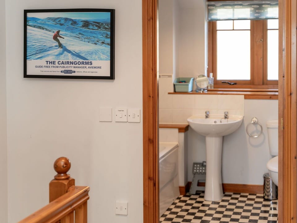 Sink, Tap, Plumbing Fixture, Property, Mirror, Bathroom Sink, Picture Frame, Bathroom, Interior Design, Wood