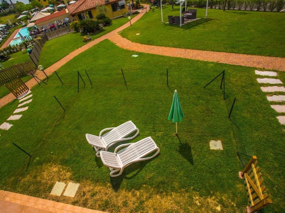 Plant, Tree, Grass, Land Lot, Urban Design, Outdoor Furniture, Biome, Leisure, Groundcover, Landscape
