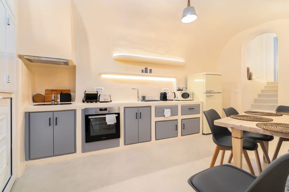 Deluxe Suite | Private kitchen | Mini-fridge, microwave, stovetop, electric kettle