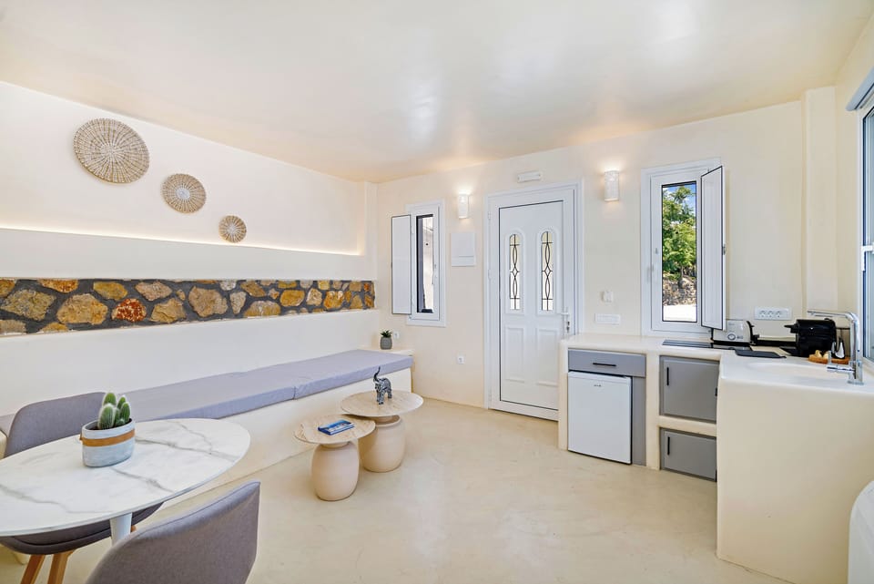 Junior Suite | Living area | 32-inch flat-screen TV with satellite channels, TV