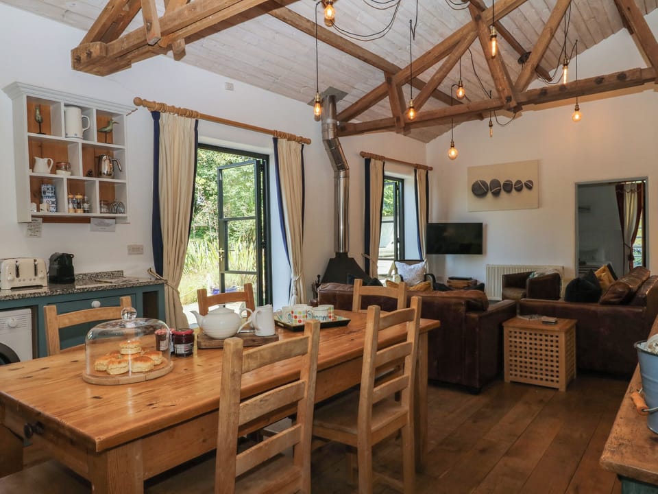 Cottage | Living area | Flat-screen TV, DVD player