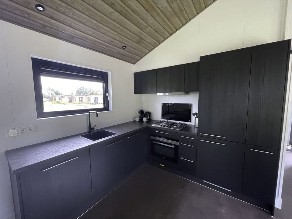 Cabinetry, Countertop, Property, Building, Interior Design, Kitchen Stove, Wood, Home Appliance, Flooring