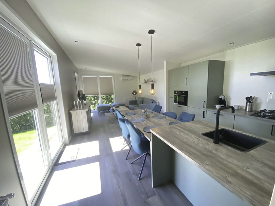 Furniture, Table, Chair, Desk, Houseplant, Plant, Flooring, Floor, Ceiling