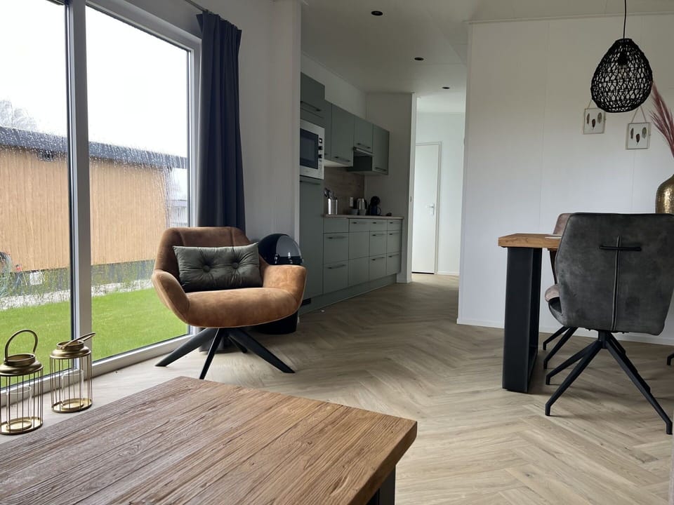 Table, Furniture, Wood, Chair, Interior Design, Shade, Building, Comfort, Living Room, Floor
