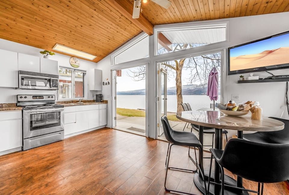 Cabin | Living area | 40-inch flat-screen TV with cable channels