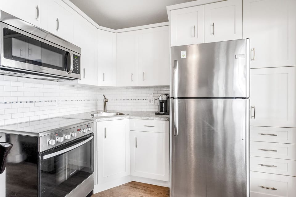 Comfort Cabin, 3 Bedrooms, Beach View, Beachside | Private kitchen | Coffee/tea maker, full-size fridge, microwave, oven