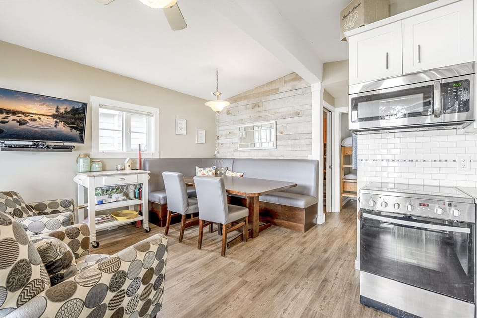 Comfort Cabin, 3 Bedrooms, Beach View, Beachside | Living area | 40-inch flat-screen TV with cable channels