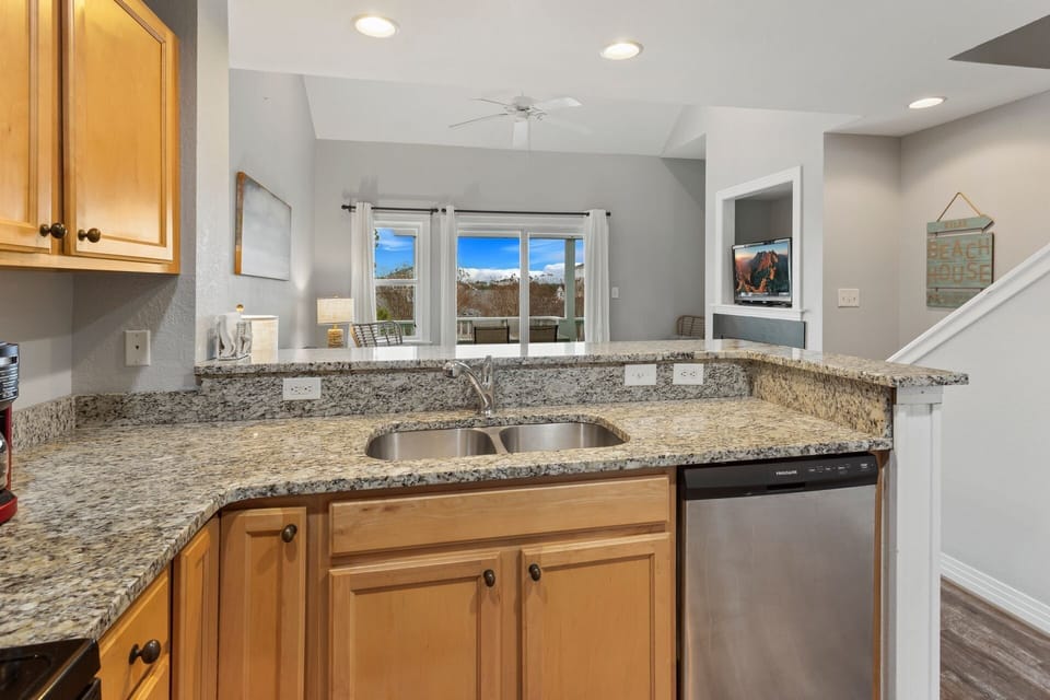 Whip up something delicious in the well-equipped Kitchen with all modern appliances!