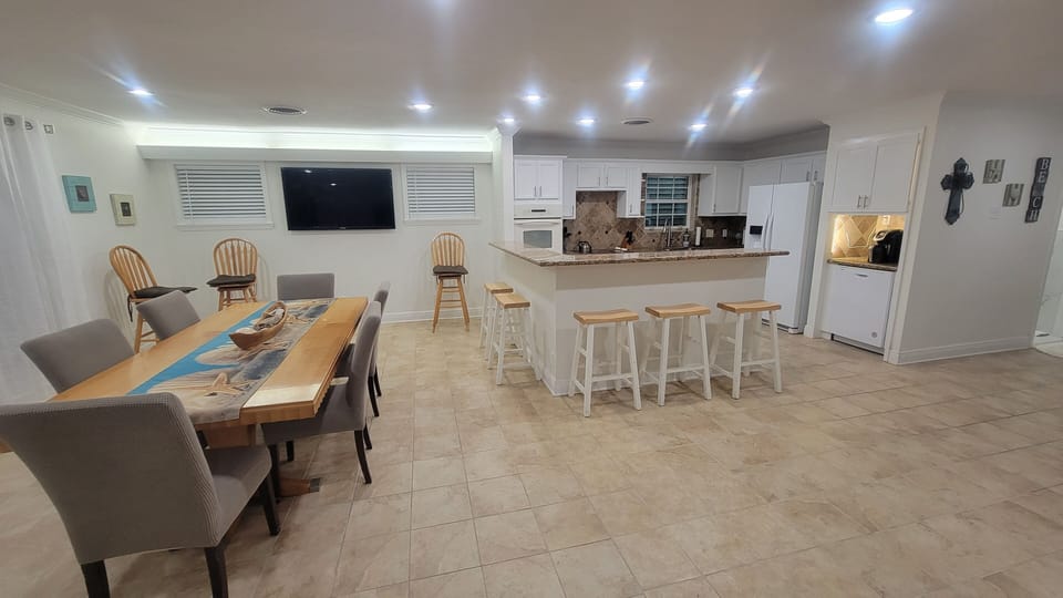dinning room and  kitchen with local channels on 📺 TV