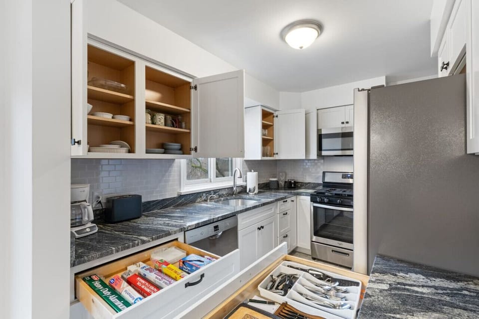 Kitchen fully equipped with basic cooking essentials!