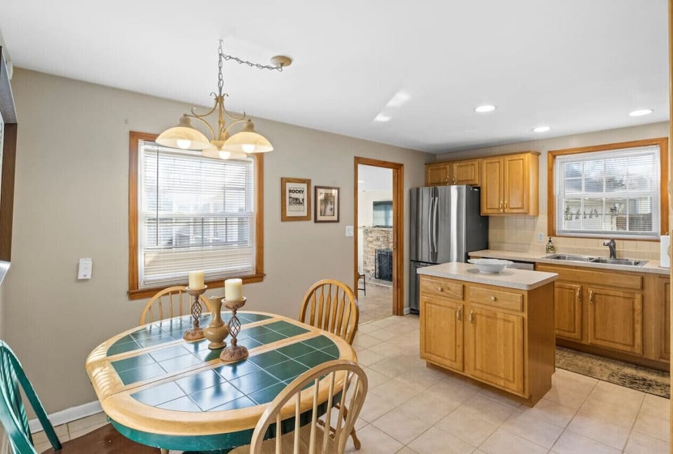Dining room directly off kitchen