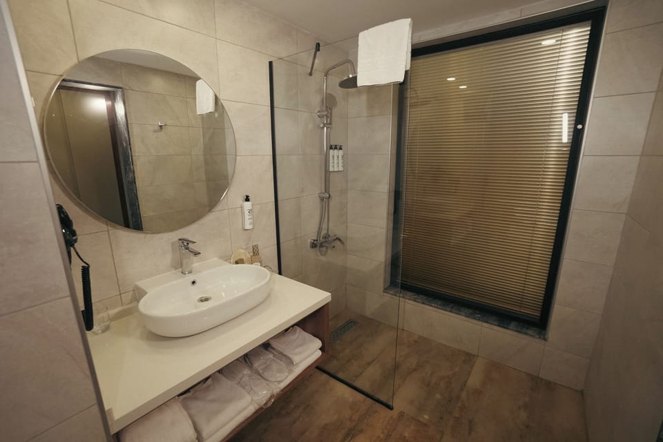 Superior Double or Twin Room | Bathroom | Slippers