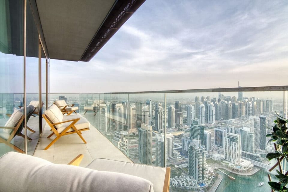 Stunning Balcony: Sip cocktails while soaking in breathtaking skyline views of Dubai!