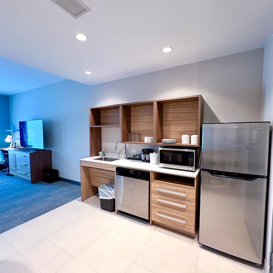 Coffee/tea maker, full-size fridge, microwave, dishwasher
