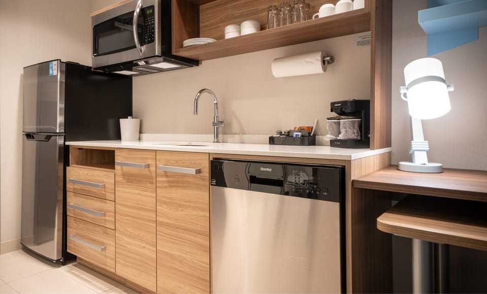Coffee/tea maker, full-size fridge, microwave, dishwasher