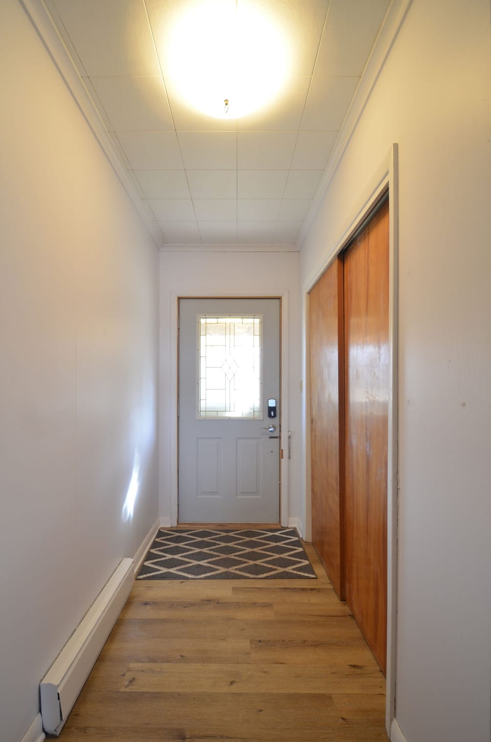 We love the midcentury details at Purple Waves, like the ceiling tile and these beautiful sliding closet doors in the entryway. 
