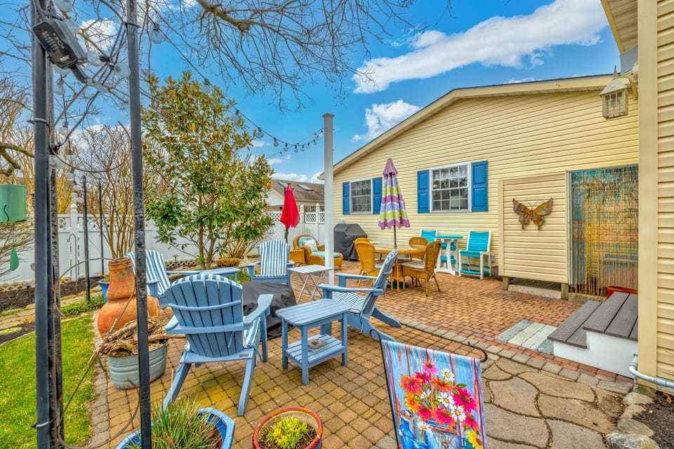 Backyard with plenty of seating 