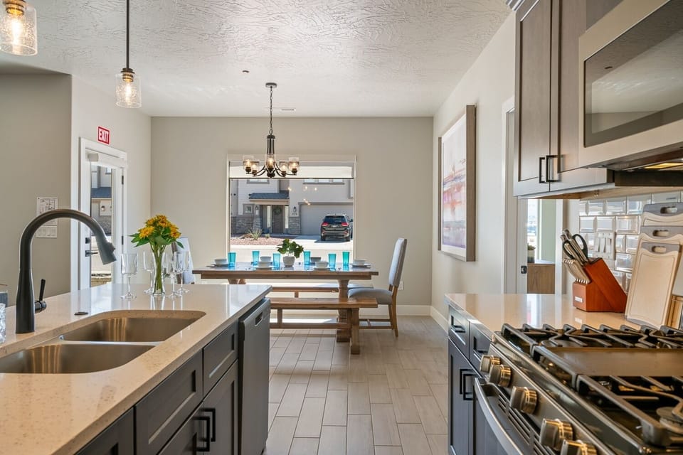 Townhome, 6 Bedrooms | Private kitchen | Coffee/tea maker, fridge, oven, toaster