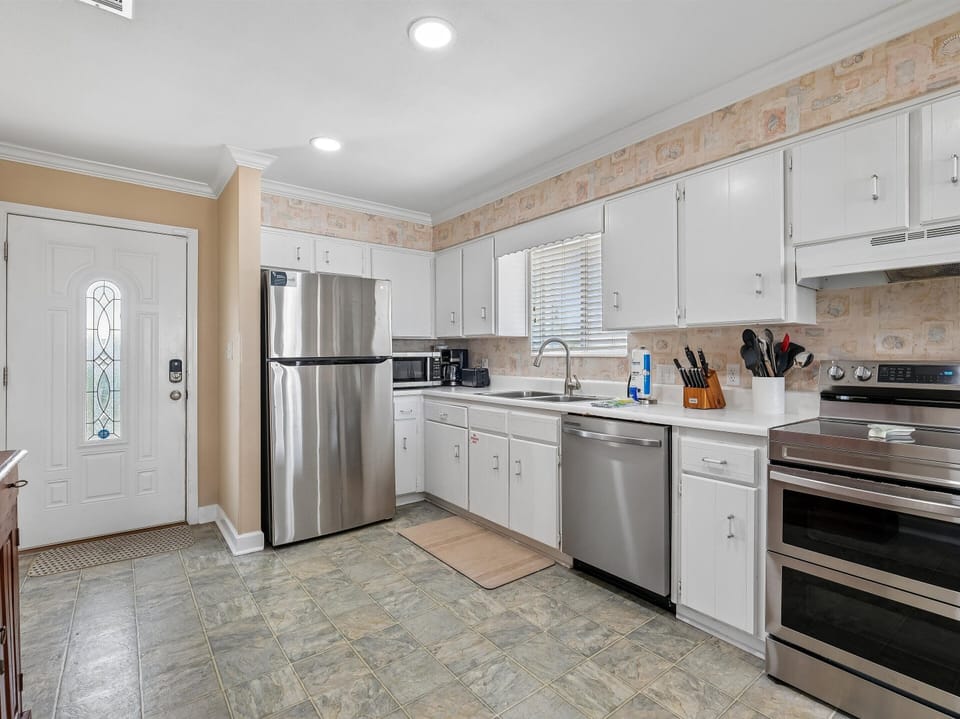 Fully Equipped Kitchen - Stainless Steel Appliances
