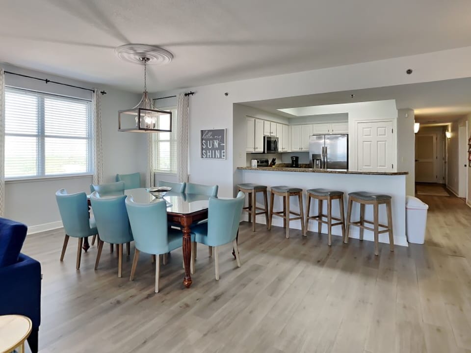 Dining Area and Breakfast Bar