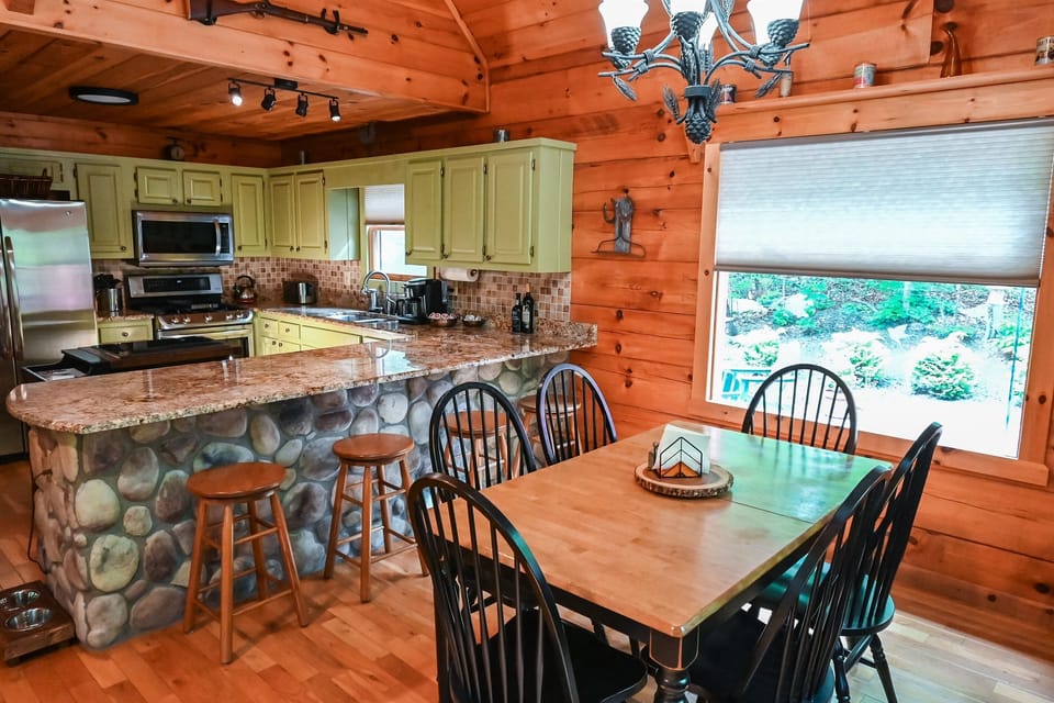 The open kitchen and dining area allows you to prepare a gourmet meal while chatting about they day's adventures. 