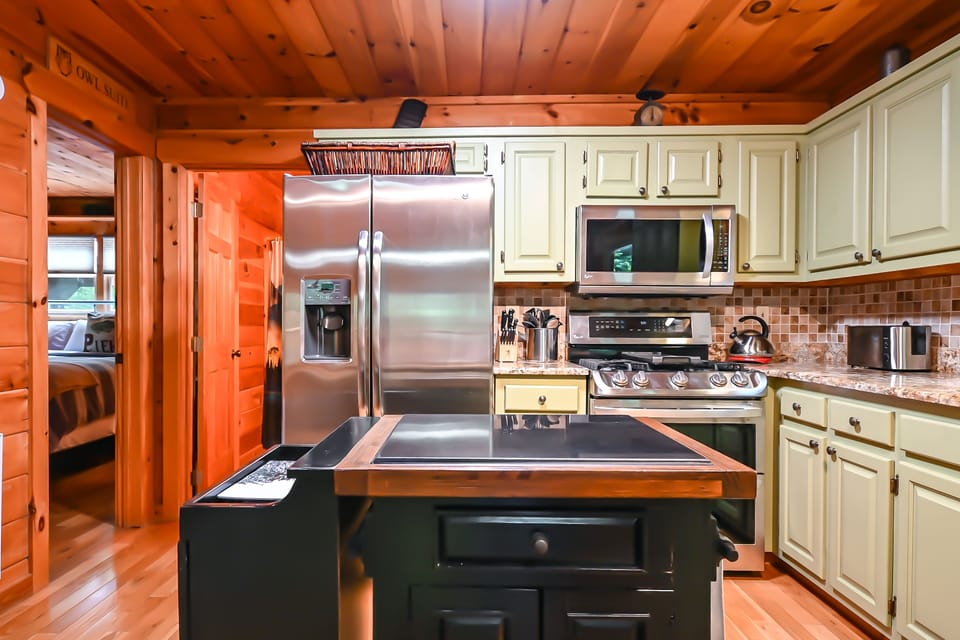 Prepare a gourmet meal in this fully equipped kitchen featuring a gas range and double oven. Cook with convection and you're sure to prepare the best meals in the mountains. 