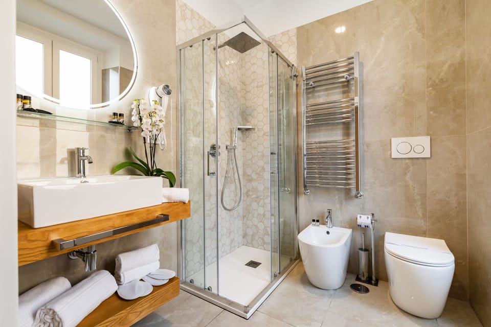 King Room Déco | Bathroom | Free toiletries, hair dryer, slippers