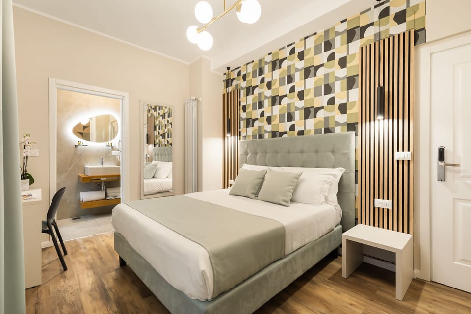 Queen Room Déco | Pillowtop beds, in-room safe, soundproofing, free WiFi