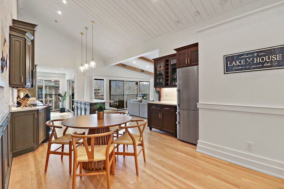 Dining area, seating for four