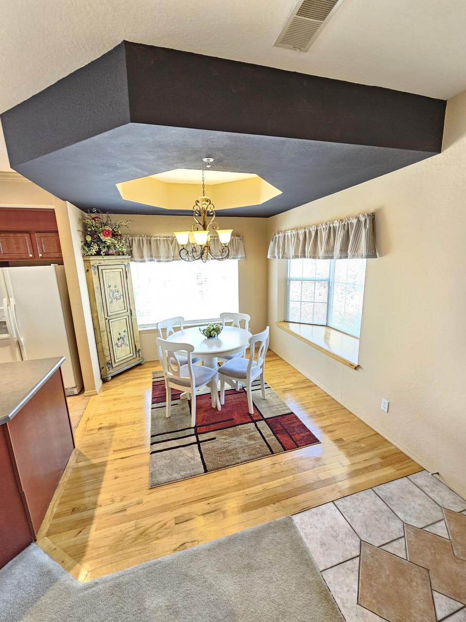 Gorgeous kitchen, full sized dinner table, beautiful accents & decor throughout!