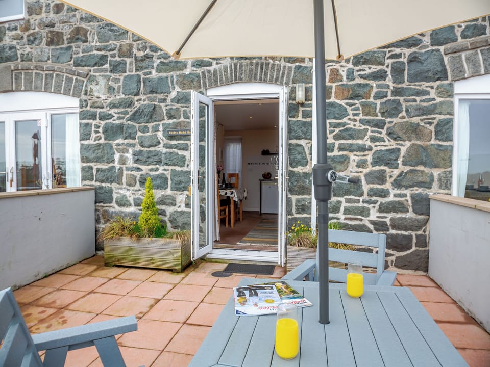 Sitting-out-area | Bwthyn Hudol Bach - Llwynhudol Vineyard Cottages, Pwllheli