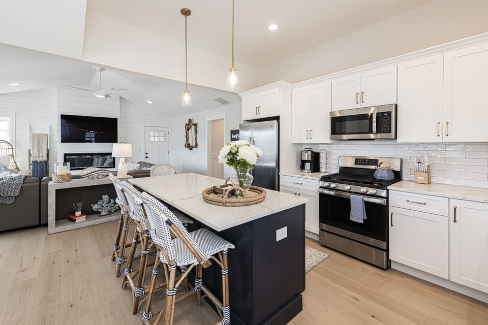 Bright Gourmet Kitchen with 4 Island Seating
