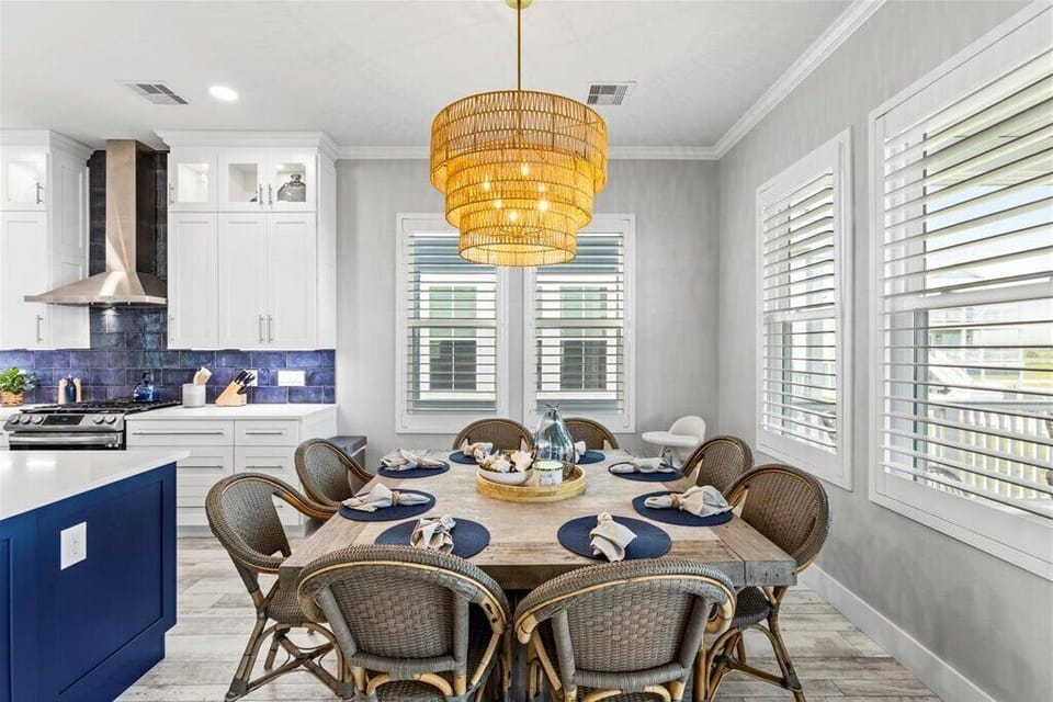 Gather around a stunning table with stylish decor and bright, welcoming views!