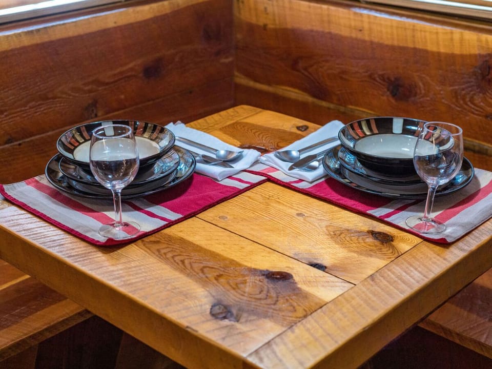Enjoy intimate meals at Bear Cubs Cabin’s cozy dining nook. Bathed in natural light, this space is warm and inviting and a perfect place to start or end your day of fun in Ruidoso.