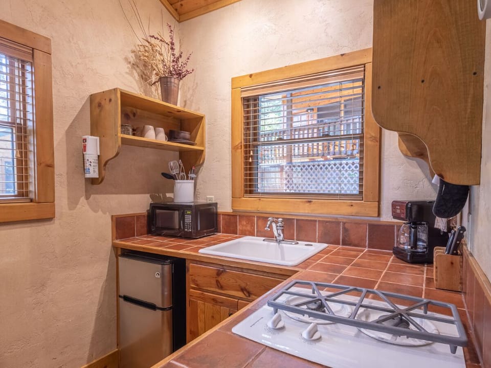Enjoy the convenience of this well-equipped kitchen, perfect for preparing meals during your stay. Whether you're making a quick snack or a full dinner, everything you need is at your fingerti