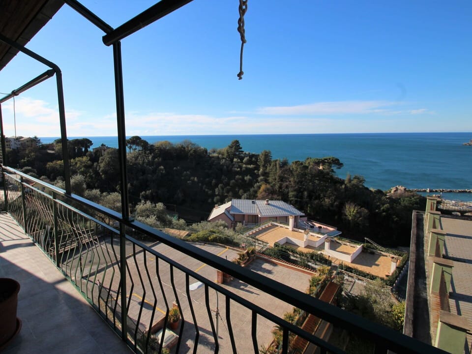 Water, Sky, Daytime, Window, Azure, Building, Sunlight, Body Of Water, Coastal And Oceanic Landforms, Horizon