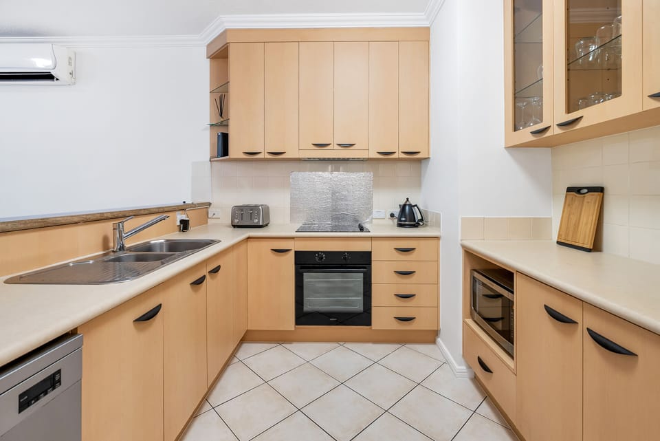 Comfort Apartment, 3 Bedrooms, Non Smoking, Poolside | Private kitchen | Full-size fridge, microwave, oven, stovetop