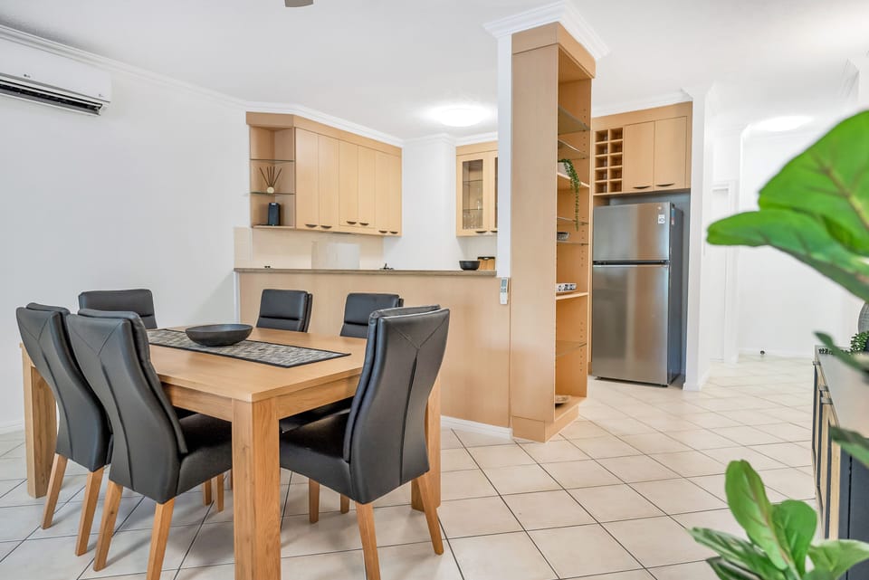 Comfort Apartment, 3 Bedrooms, Non Smoking, Poolside | In-room dining