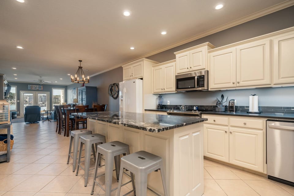 Kitchen | Granite Countertops | Island Seating