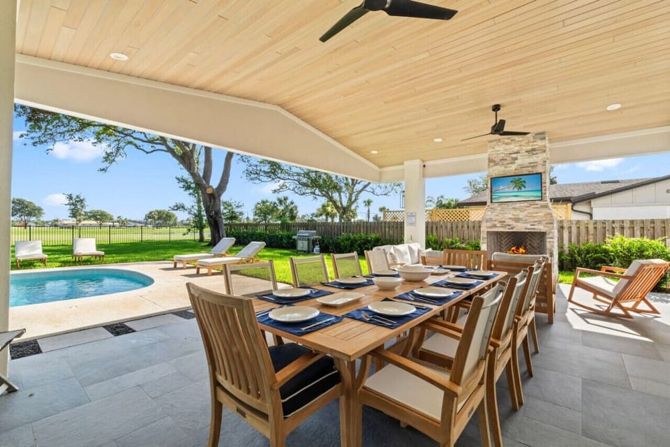 Covered outdoor patio dining area at Taj Duval golf-front Jacksonville Beach vacation rental