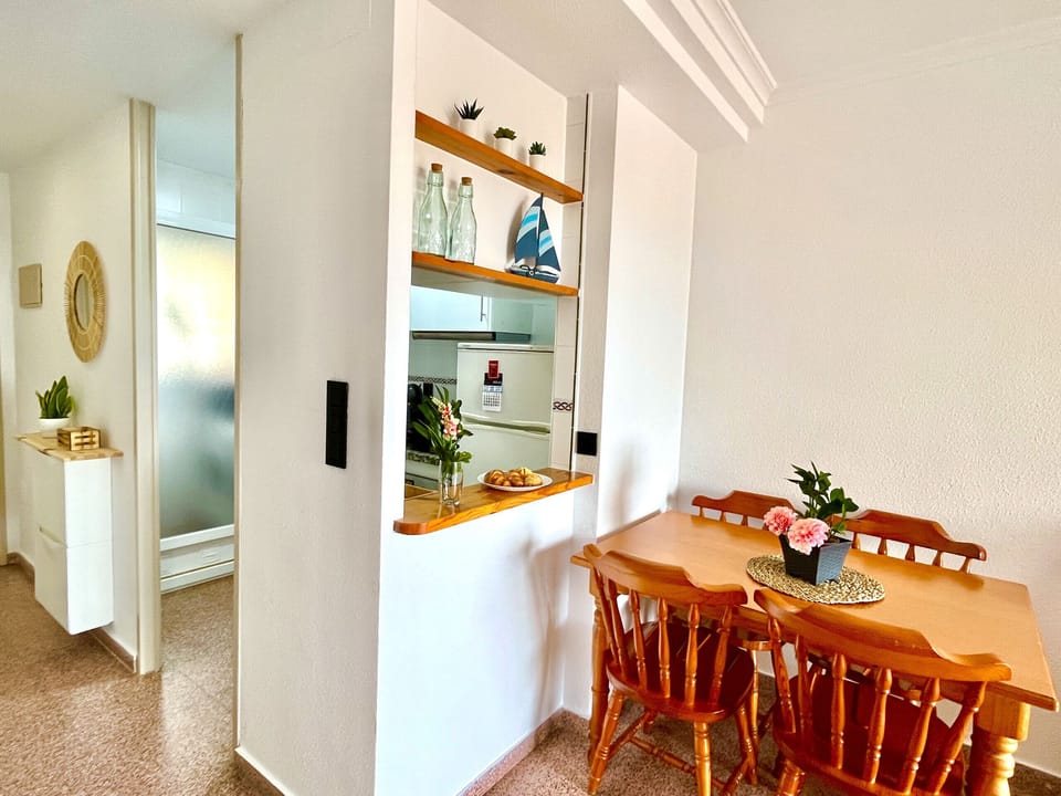 Fully equipped open plan kitchen with breakfast bar that provides spaciousness and functionality. Perfect for cooking, socialising and enjoying a comfortable and practical stay.