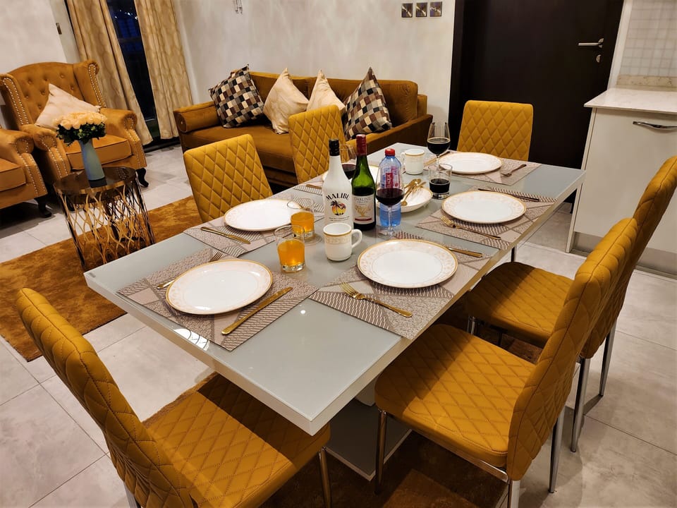 Luxury Apartment, City View | In-room dining