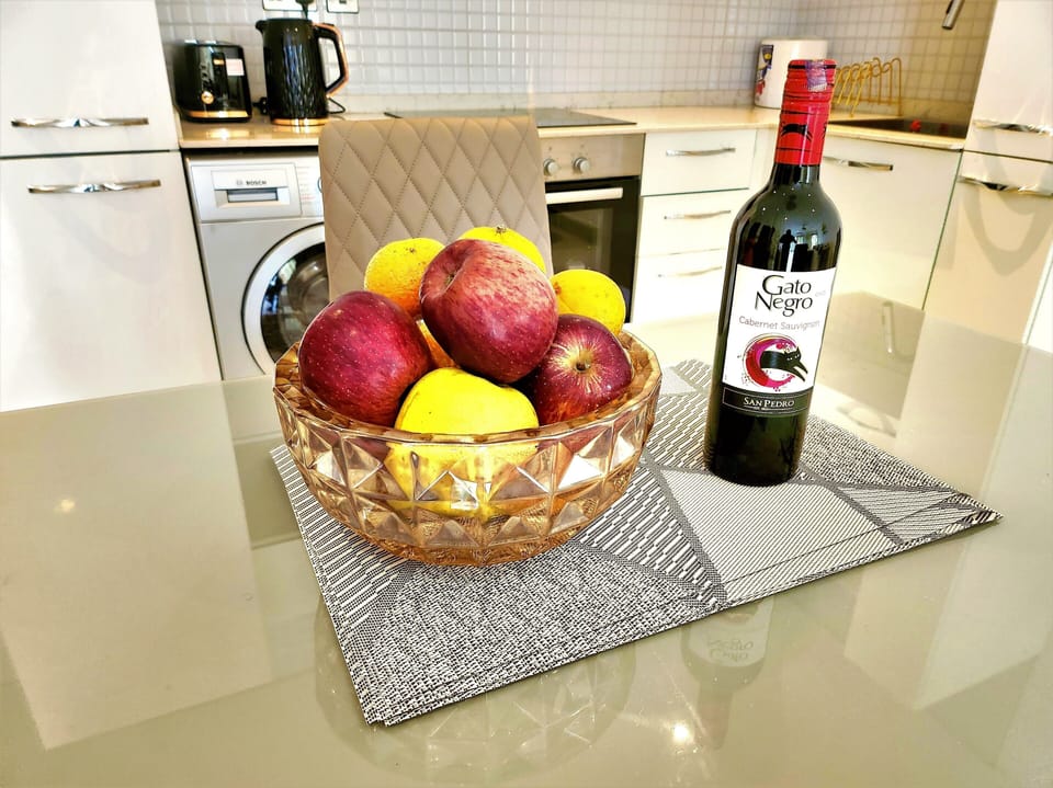 Luxury Apartment, City View | In-room dining