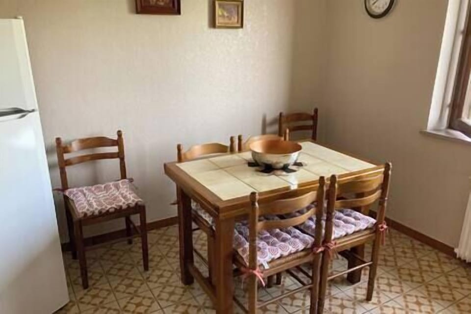 Kitchen table - 4 or 6 places