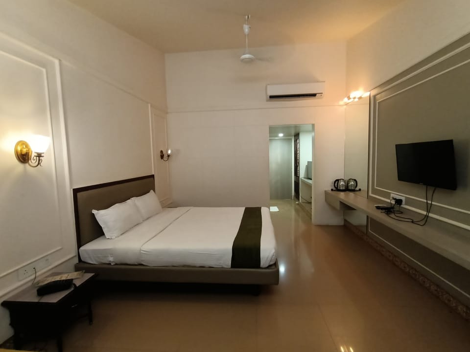 Deluxe Room | Soundproofing, iron/ironing board (on request), WiFi (free)