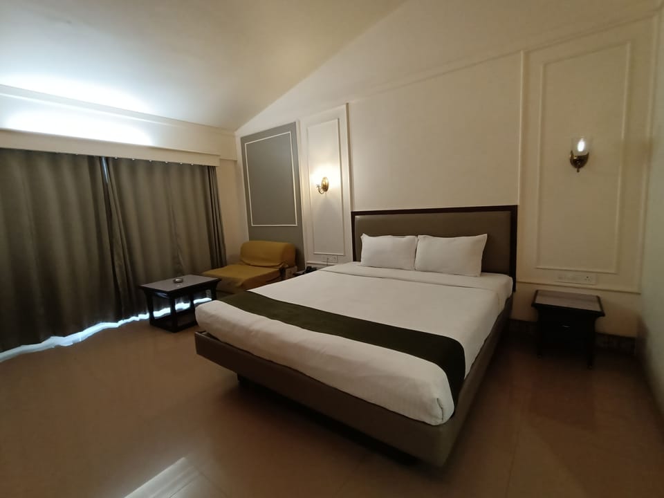 Deluxe Room | Soundproofing, iron/ironing board (on request), WiFi (free)
